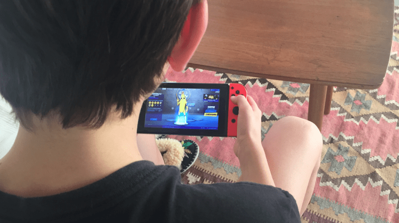 Ragazzo di spalle gioca con la Nintendo Switch