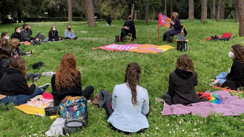 Le ragazze di Prime Minister sono riunite in un parco