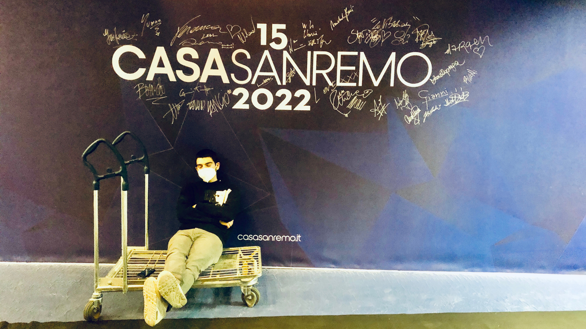 Matia, uno speaker di Radioimmaginaria, è appoggiato al muro di Casa Sanremo