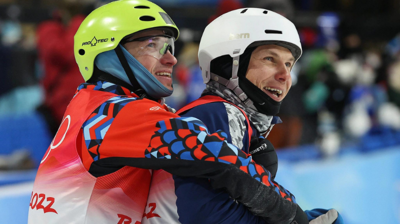 Due atleti, uno russo l'altro ucraino, si abbracciano sul podio delle Olimpiadi di Pechino