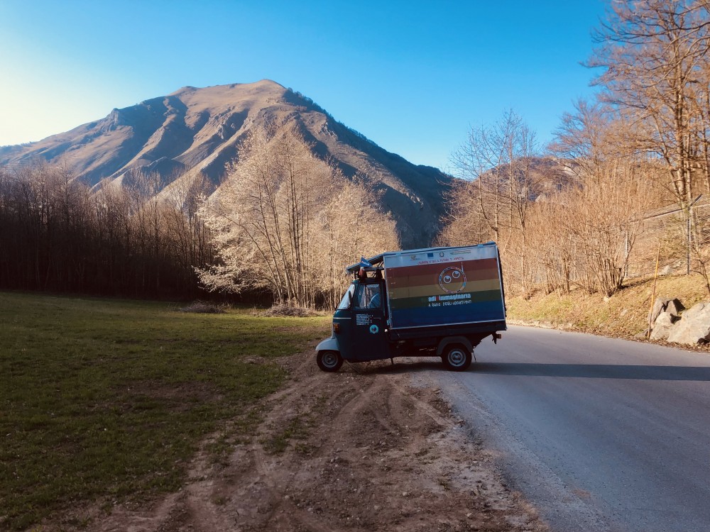 Foto dell'Ape di Radioimmaginaria in mezzo alle Alpi Marittime