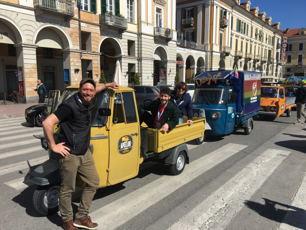Immagine di gruppo sul cassone di una Ape