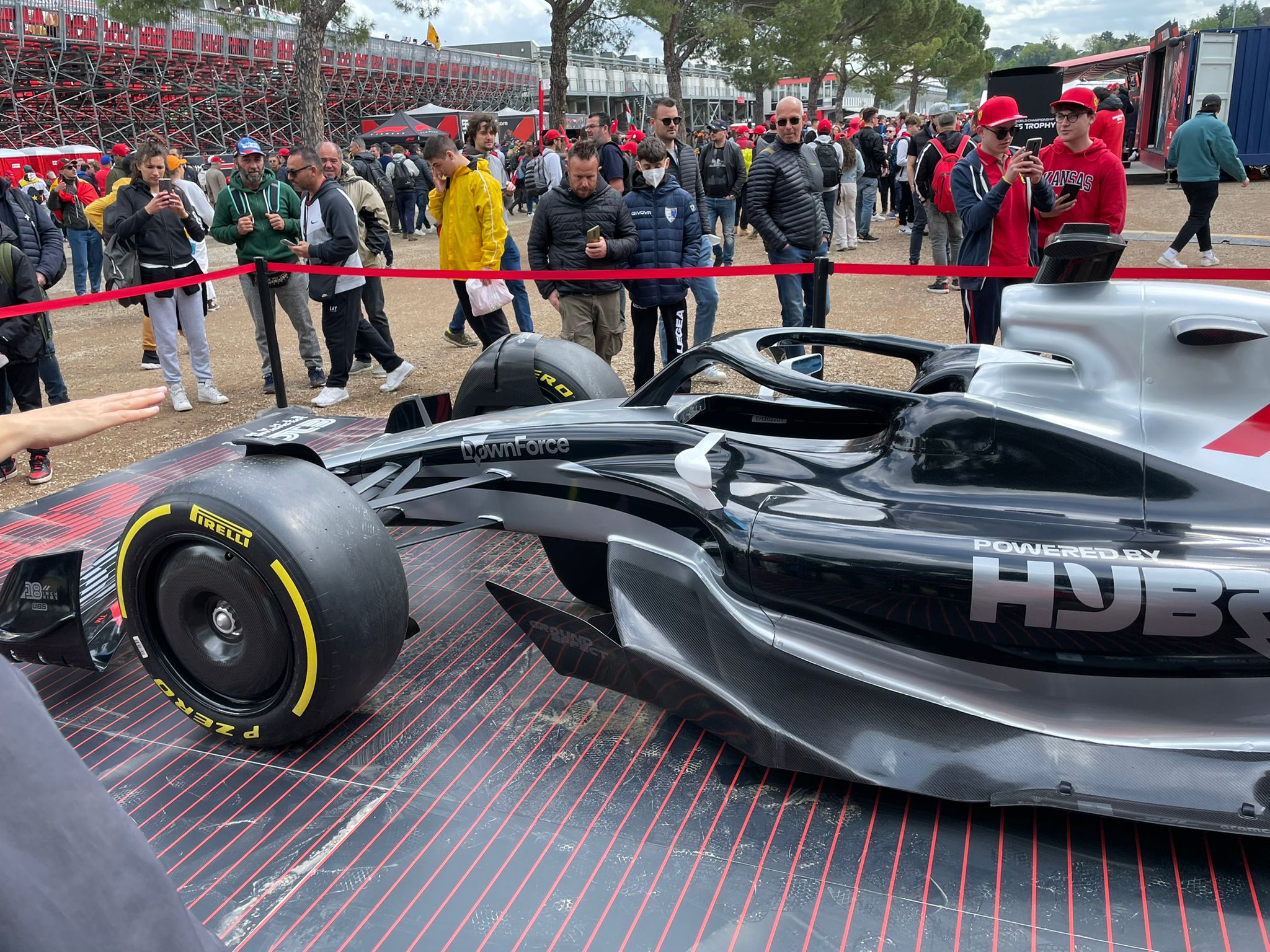 Una Formula 1 è esposta a Imola durante il Gran Premio