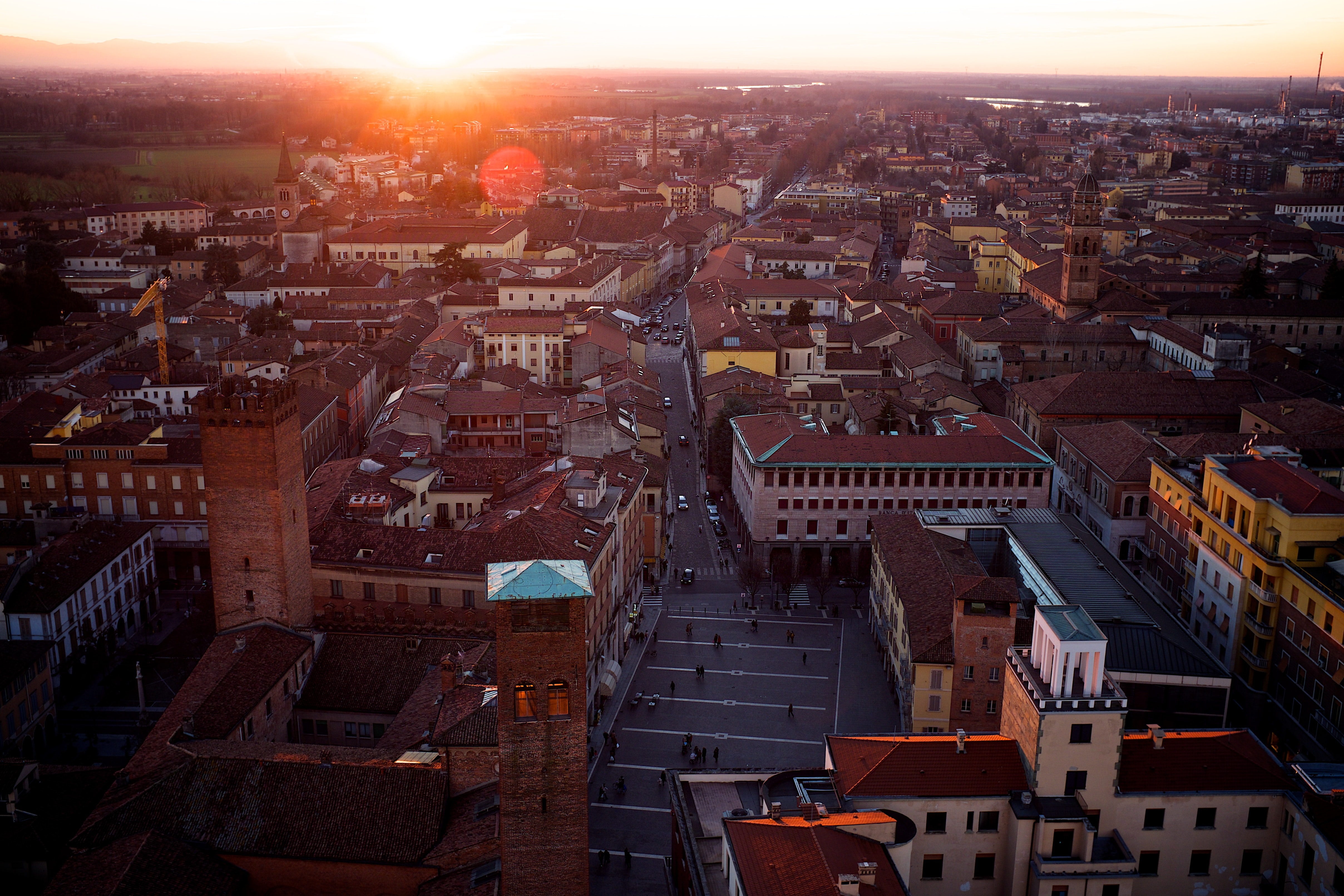 La città di Cremona vista dall'altro al tramonto con la vista del centro città e delle varie case