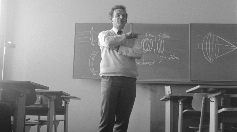 foto in bianco e nero di un insegnante di fisica nella sua classe mentre spiega