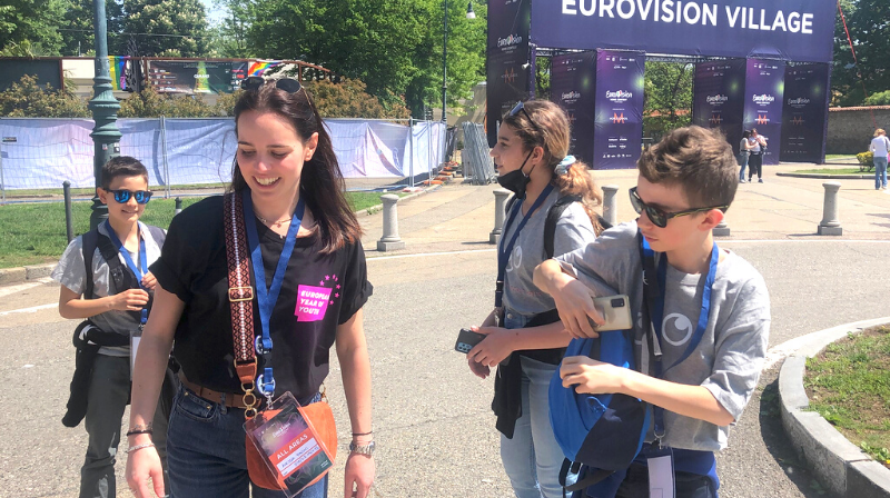 Quattro ragazzi all'ingresso dell'Eurovision village a Torino nel parco del Valentino