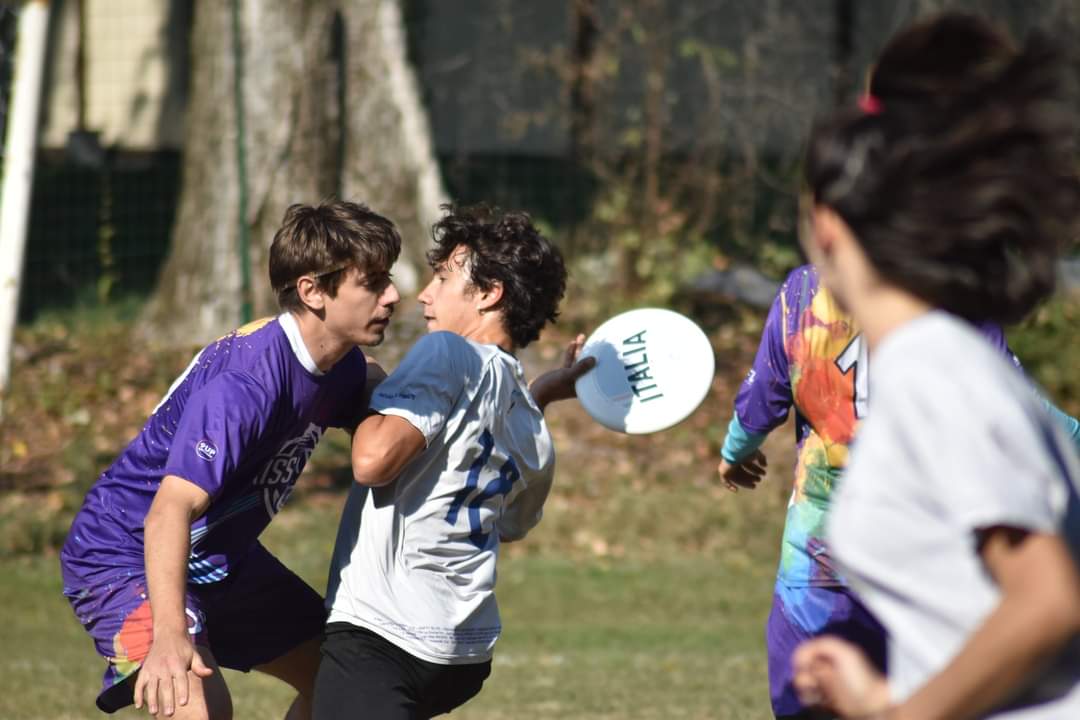 Nell'immagine alcuni giocatori di ultimate frisbee si sfidano in una partita