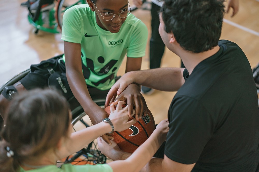 Foto di ragazzi che giocano a basket in carrozzina alla Bebe Vio Academy