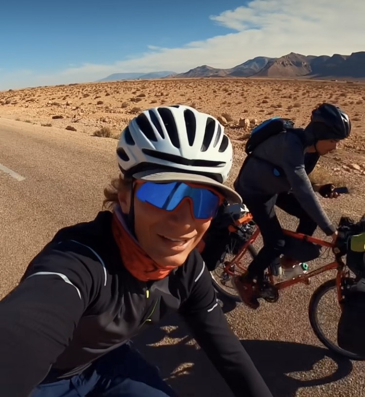 Dario e Oliver pedalano sulle loro biciclette nel mezzo del deserto del Marocco