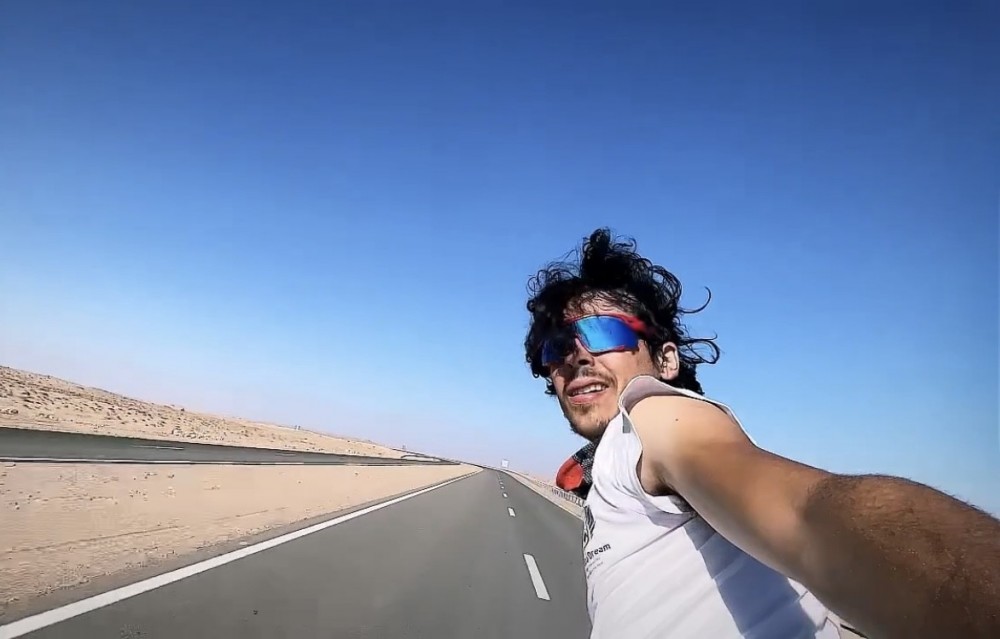 Selfie di Dario mentre pedala nel deserto