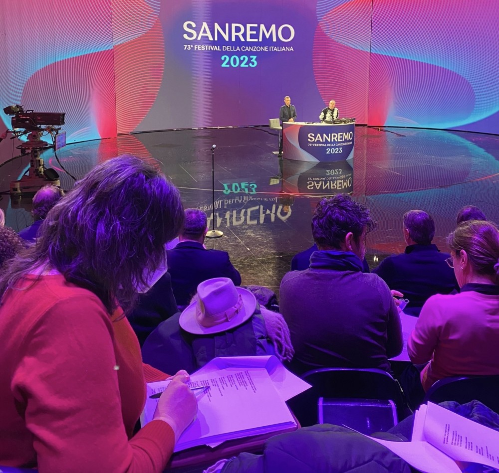 Foto degli studi Rai durante l'ascolto in anteprima di Sanremo 2023