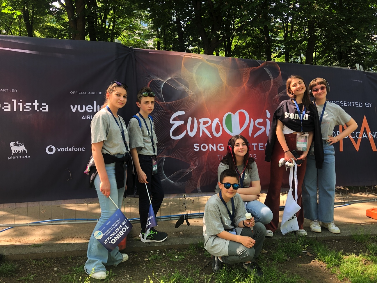 Foto degli speaker di Radioimmaginaria a Eurovision Village 2022