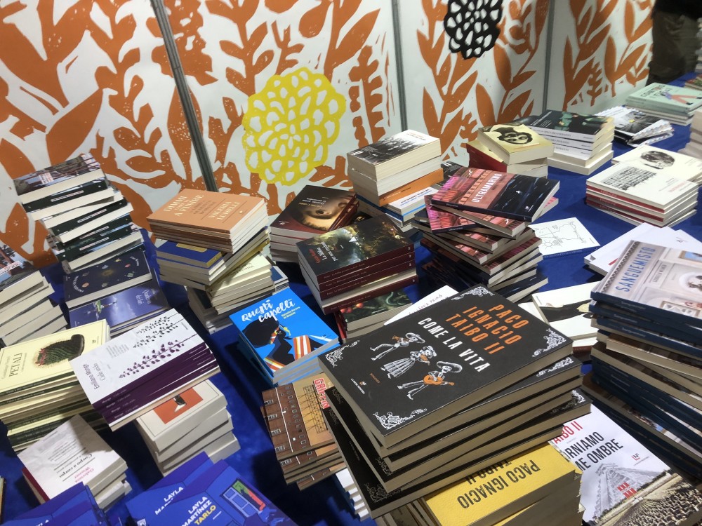 Mucchi di libri allo stand de La Nuova Frontiera Junior, al Salone del Libro di Torino