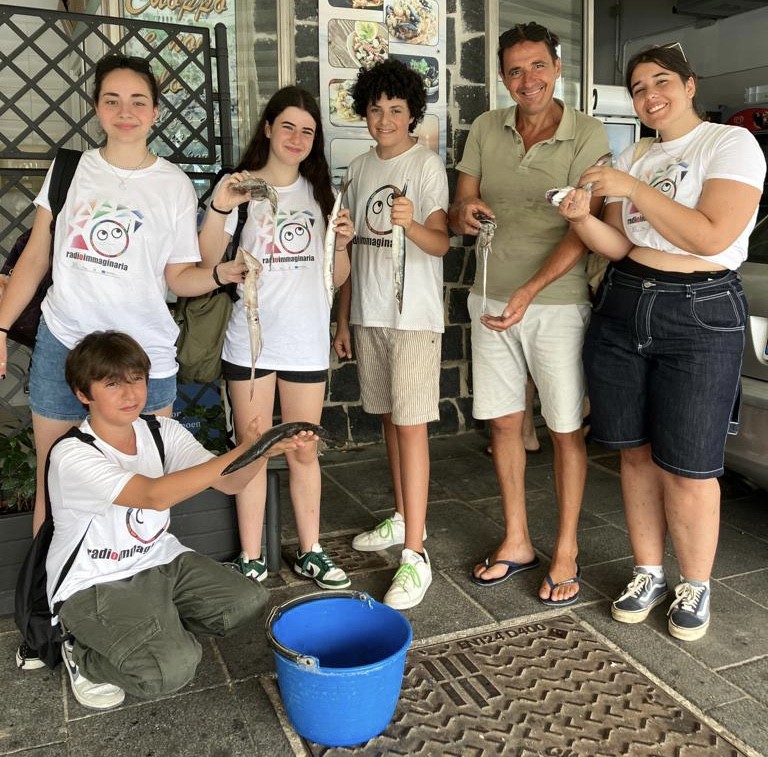 I ragazzi di Radioimmaginaria al porto di Seiano I ragazzi di Radioimmaginaria al porto di Seiano con in mano i pesci poveri di Fish Med Net