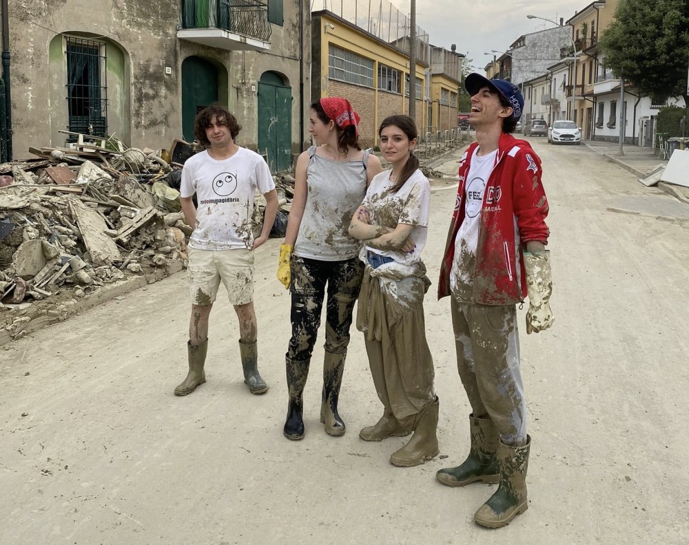 I ragazzi di Radioimmaginaria spalano il fango nelle strade di Forlì