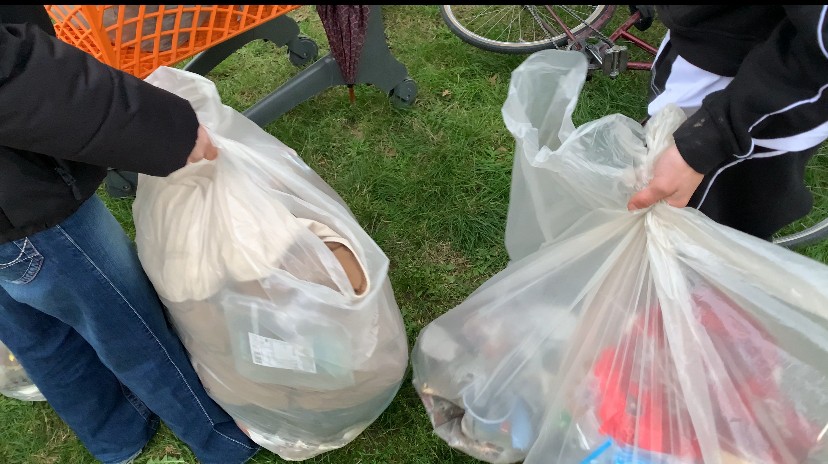 Immagine di alcuni sacchi della spazzatura raccolti durante la giornata "Lodifferenziamo"