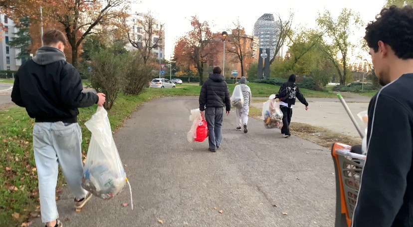 Immagine di alcuni ragazzi che raccolgono i rifiuti abbandonati a terra durante la giornata "Lodifferenziamo"