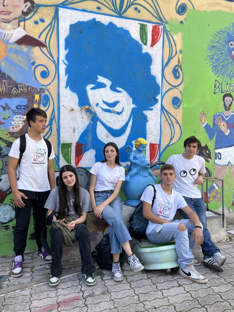 Radioimmaginaria a Caivano davanti al murales di Maradona