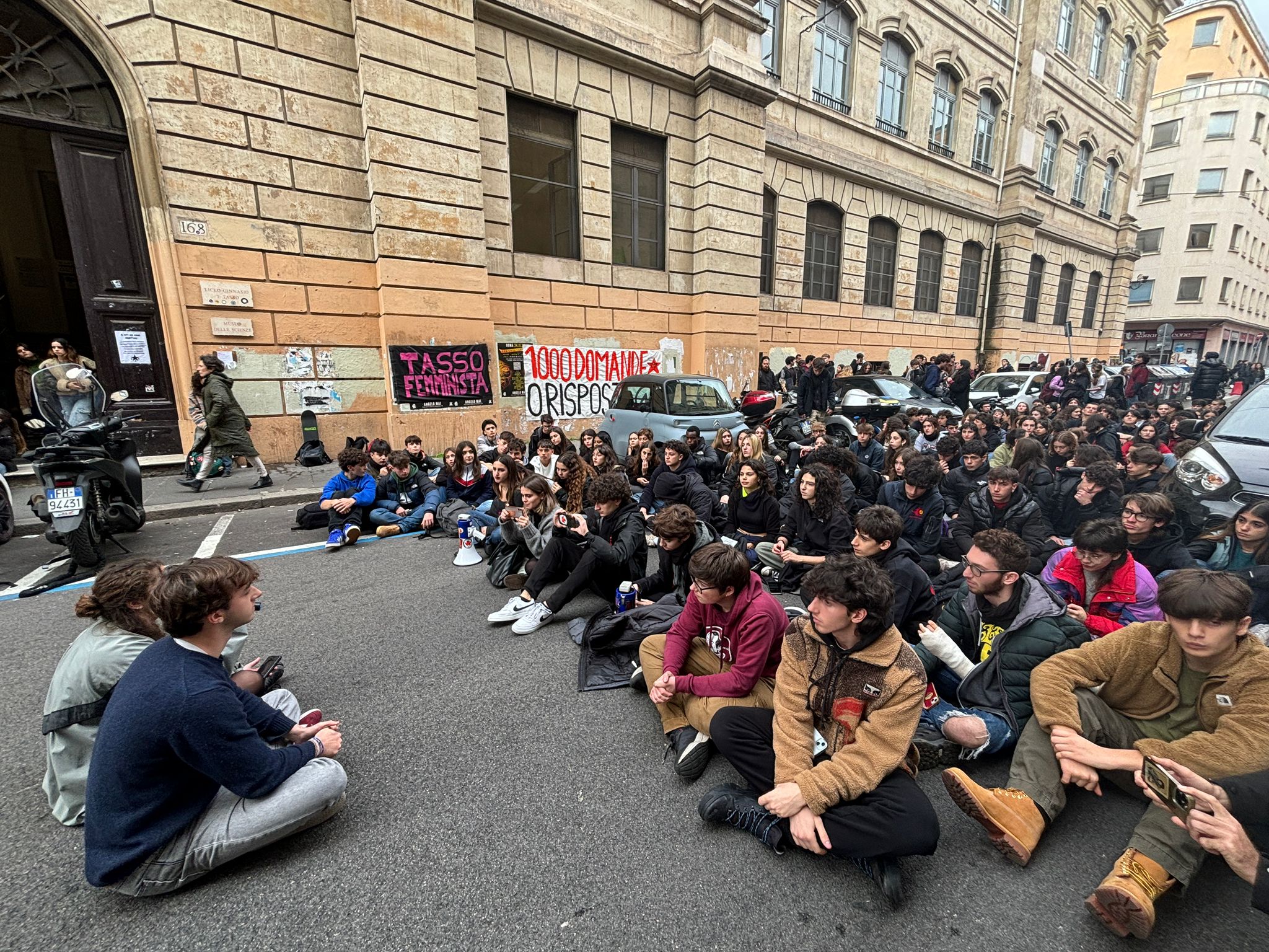 I ragazzi del Liceo Tasso di Roma manifestano durante un sit in davanti alla loro scuola