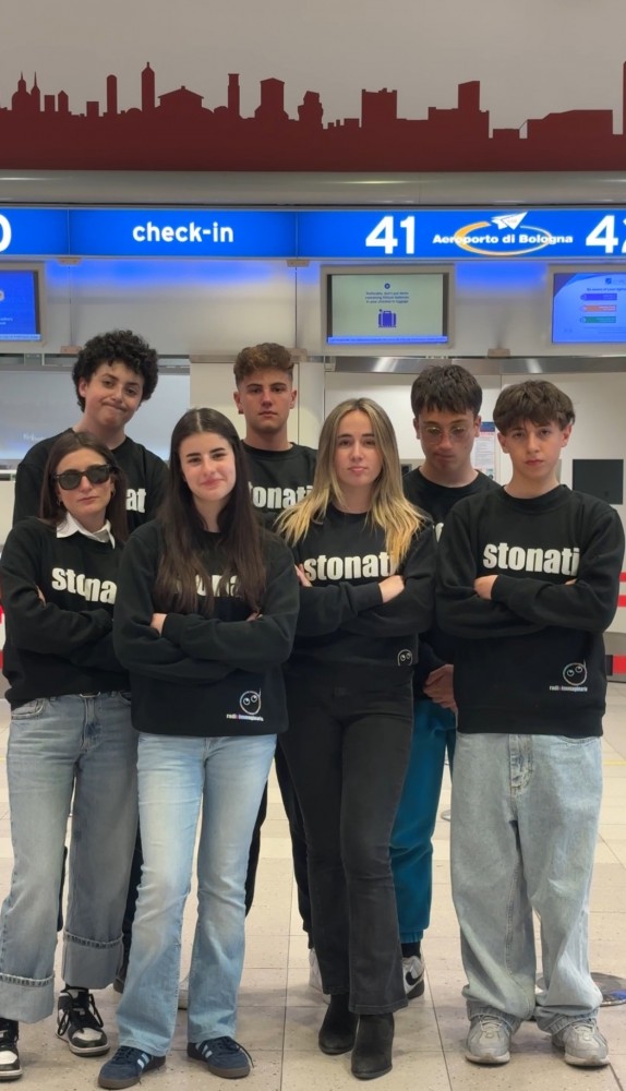 I ragazzi di Radioimmaginaria all'aeroporto di Bologna