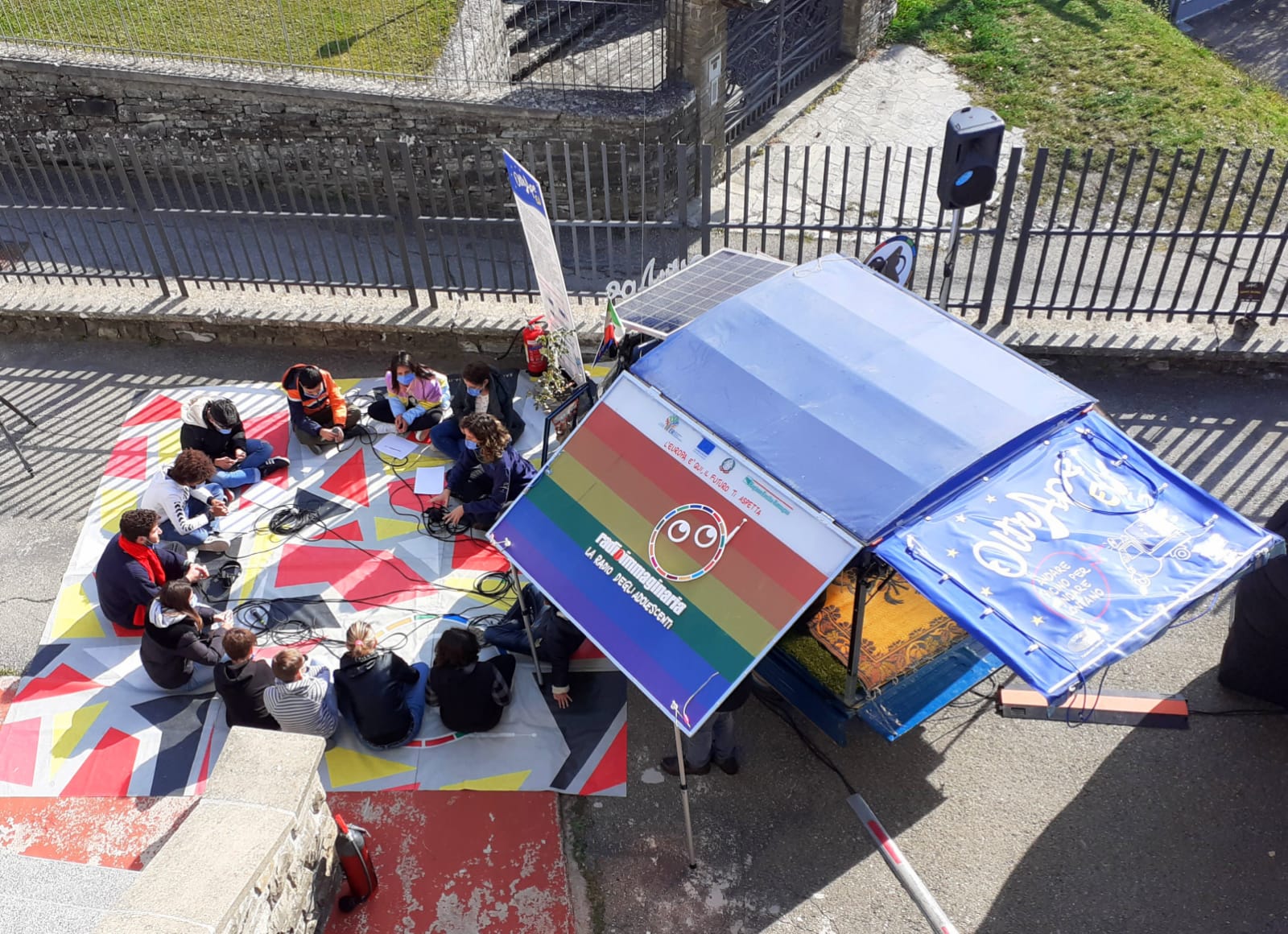 Apecar di Radioimmaginaria con ragazzi in riunione