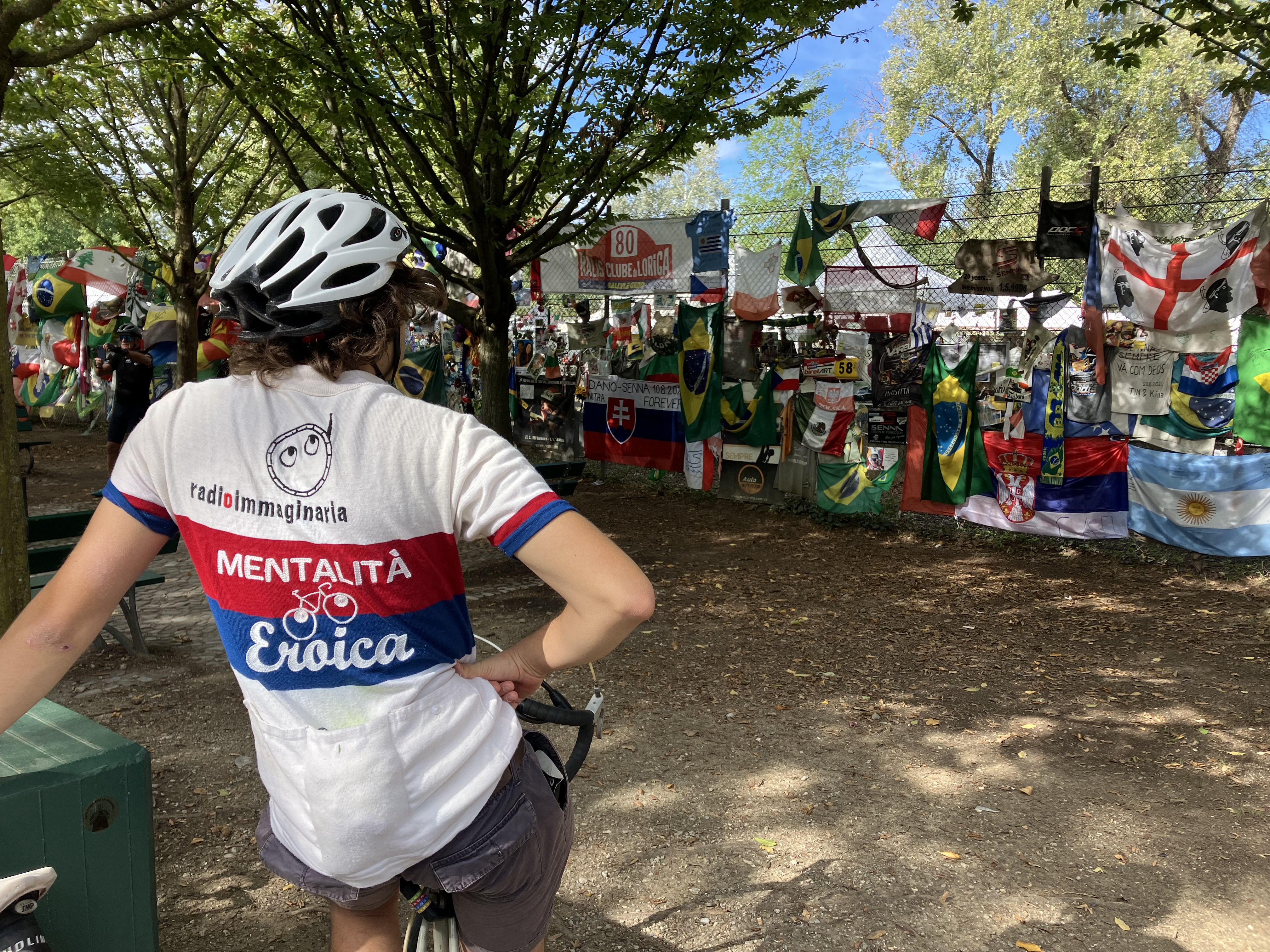Ragazzo girato di schiena con maglia Mentalit&agrave; Eroica