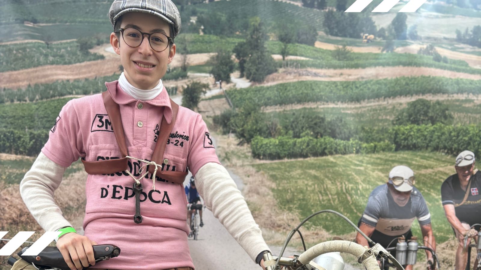 Foto di Luca Cavallari in posa con addosso la maglia rosa vinta al Giro d'Italia d'Epoca