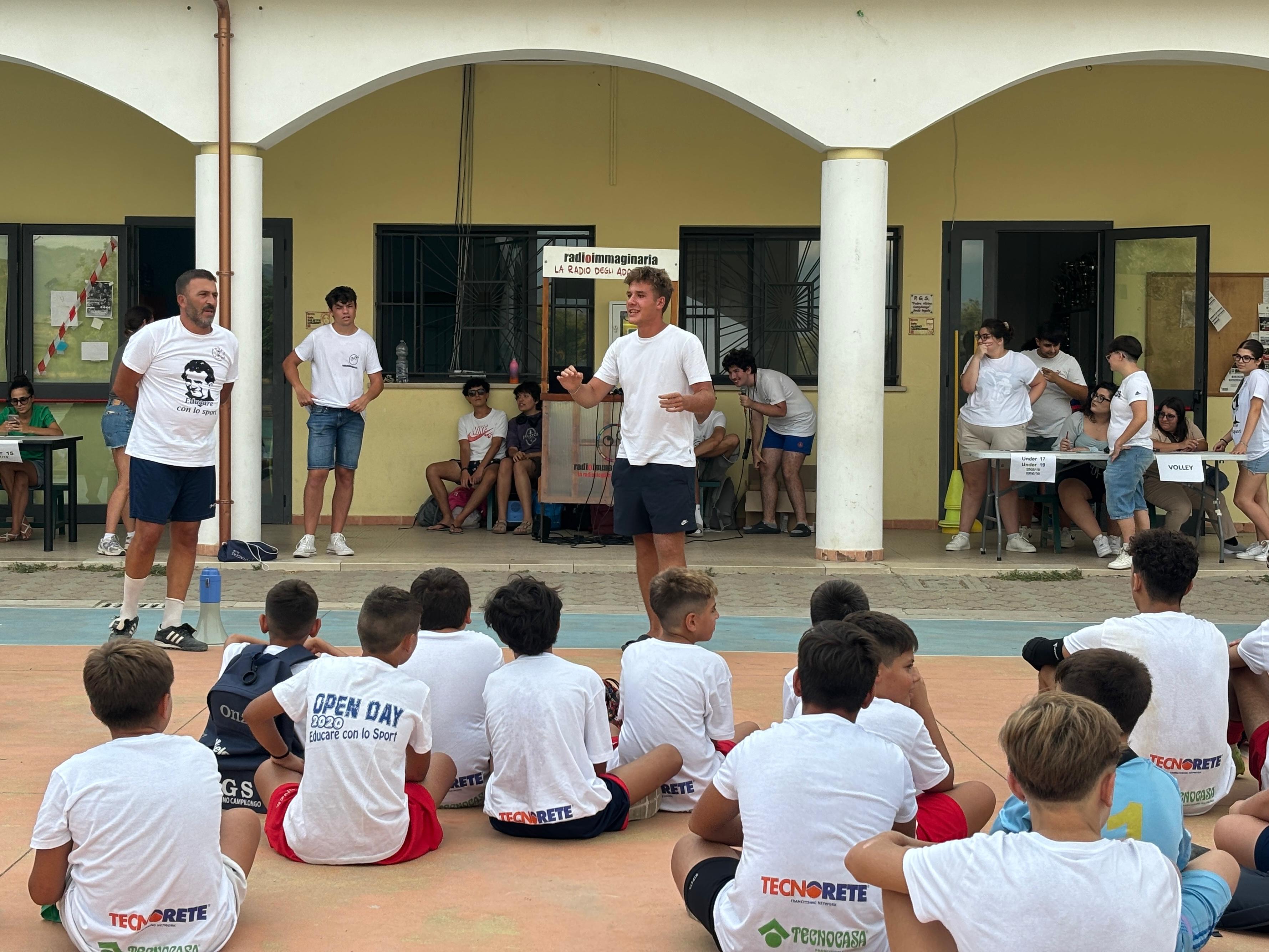 Gruppo di ragazzi che fa prove di radio a Corigliano-Rossano