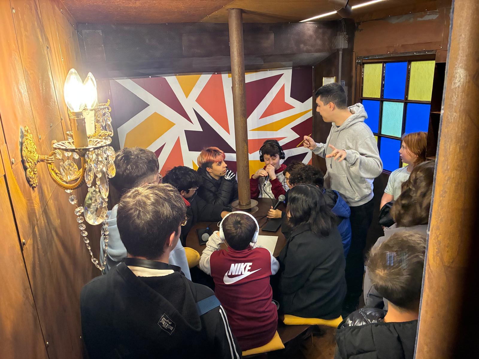 Fornace Zarattini Un gruppo di speaker di Radioimmaginaria registra una puntata radio nella redazione di Fornace Zarattini