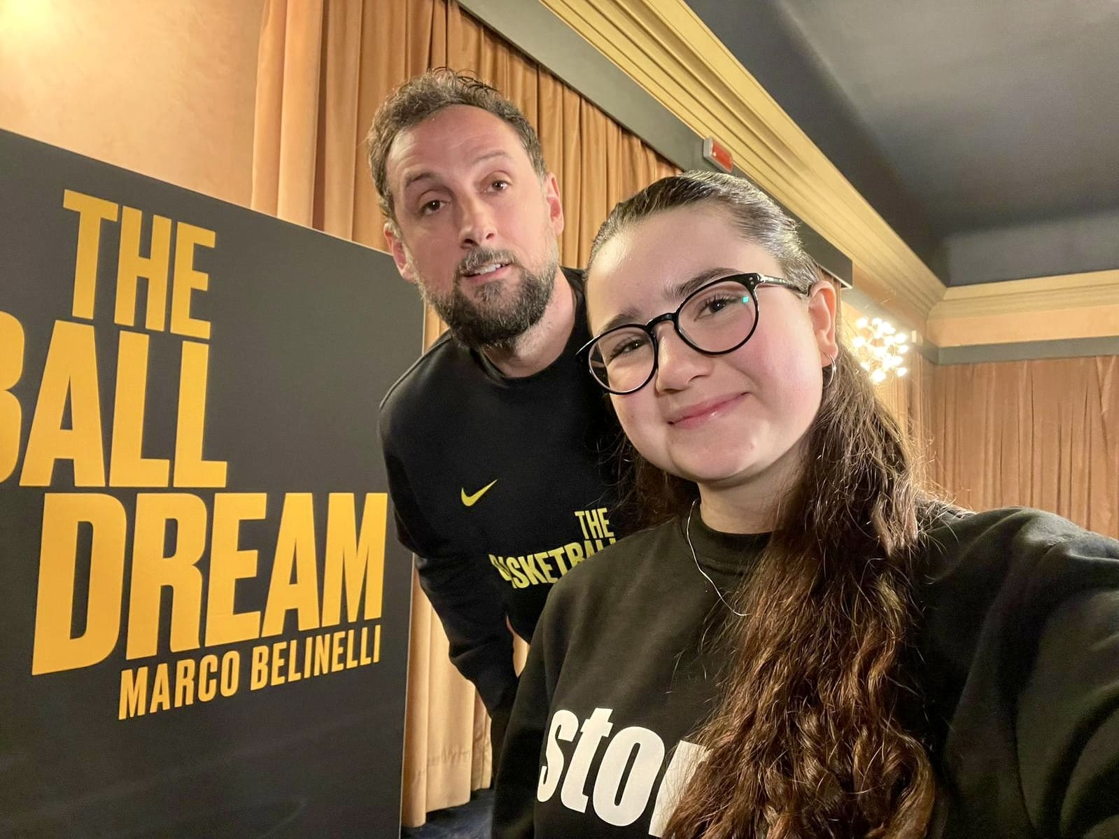 Marco Belinelli intervistato da Radioimmaginaria Selfie tra una speaker di Radioimmaginaria e il cestista italiano Marco Belinelli all'anteprima del film "The basketball dream"